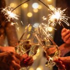 Brindis colectivo con bengalas durante una celebración anticipada de Nochevieja, símbolo del espíritu festivo que une a los pueblos sorianos.