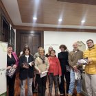 Laura Prieto entrega el calendario a Fadiso.