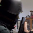 Captura del vídeo con uno de los agentes en el interior del inmueble registrado.