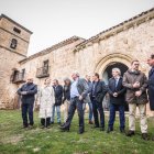 Santonja en el centro durante la visita a La Monjía.