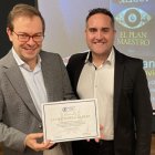 El escritor junto al secretario de la Fundación del Instituto de Astronomía y Astronáutica de Mallorca.