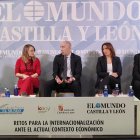 Pablo R. Lago, Elena Martín, Carlos Martín Tobalina, Carmen San Martín y Rafael Simón, en el club de prensa ‘Retos para la internacionalización ante el actual contexto económico’.