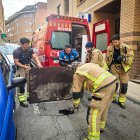 Personal municipal colocando una chapa de hierro encima del boquete.