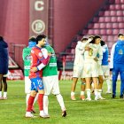 Jugadores de Numancia y Fabril se saludan a la finalización del encuentro.