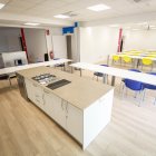 El local cuenta con dos salas polivalentes y un aula de concina, además de zonas de almacén y oficinas.