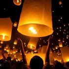 La suelta de farolillos se ha convertido en un ritual navideño de luz y esperanza en varios rincones de España.