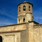 La iglesia de San Miguel, joya románica de Almazán, aporta un fondo histórico y monumental al ambiente navideño en la Plaza Mayor.