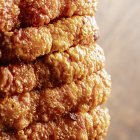 El torrezno en su máximo esplendor: crujiente por fuera, jugoso por dentro y con la piel suflada que lo convierte en un icono de la cocina soriana.