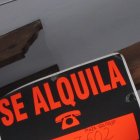 Archivo - Se alquila, cartel, alquiler, piso.