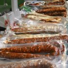 Piezas de chorizo en uno de los stands de la feria de Covaleda.