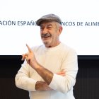 Karlos Arguiñano sonriente durante un acto de la Federación Española de Bancos de Alimentos.