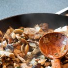 Setas melosas al estilo Arguiñano: cocinadas a fuego suave con ajo, cebolla y un toque de perejil fresco.