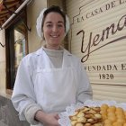 María Celina Almarza, actual responsable del obrador, sostiene una bandeja con las yemas y paciencias que han hecho famosa a esta confitería centenaria.