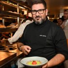 El chef Dani García durante el servicio, mostrando uno de sus platos insignia en cocina abierta