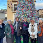 Grupo que ha elaborado el árbol de Navidad de ganchillo, en el que falta una mujer que falleció recientemente.