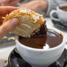 El clásico roscón de Reyes, protagonista del 6 de enero, encuentra en el chocolate caliente su mejor aliado festivo.