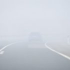 Visibilidad reducida por la niebla esta mañana en una carretera soriana.