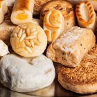 Los dulces navideños tradicionales como el polvorón, el turrón o el mazapán siguen protagonizando las mesas festivas, especialmente cuando son elaborados de forma artesanal.