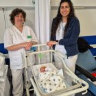 Personal de Maternidad posa con el recién nacido Emir.