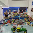 Entrega de juegues recogidos por Nuevas Generaciones de Soria para niños de la zona del Moncayo.