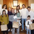 Almazán hace entrega de sus premios navideños.