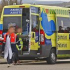 Ambulancia del Sacyl atendiendo un accidente de tráfico en una imagen de archivo.