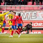 El Numancia se lamenta tras un gol de Oviedo Vetusta.