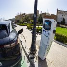 Vehículo eléctrico cargando en una instalación en Ágreda.