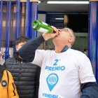 Archivo - Agraciados con el ‘Segundo Premio’ del Sorteo Extraordinario de El Niño 2025 correspondiente al número 06766 celebran su suerte en la administración de la calle Concepción, 2 de Villarrubia de los Ojos, a 6 de enero de 2025, en Villarubia de los.