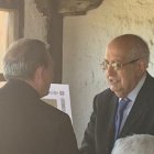 Agustín del Pino es saludado por el anterior obispo de Osma Soria, Abilio Martínez Varea.