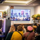 Personas siguiendo el sorteo en un bar de la capital.