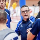 Alberto Toribio en un tiempo muerto dando indicaciones a sus jugadores.