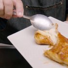 Torrija de pan de leche caramelizada al estilo de Dani García, con una textura interior fundente y cobertura crujiente de toffee.