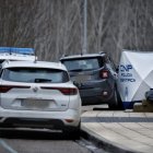 Vehículos policiales en el lugar.