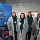 La consejera de Agricultura, María González Corral, acompañada del CEO de Mercapacífico, Conrado Merino; y de la presidenta de la Diputación , Ángeles Armisén.