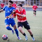 El jugador del Calasanz Pablo Sanz con un rival en un encuentro del pasado mes de diciembre.