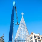 Preparativos para la retirada del gran árbol de Navidad de Granados.