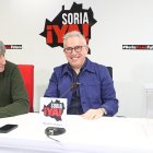 Palomar mira hacia un sonriente Ángel Ceña tras conocerse los resultados.