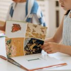 Archivo - Imagen de archivo de una niña con un libro.