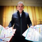 Enrique García con algunos calendarios.