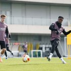 El soriano César Palacios en el entrenamiento de este martes con el Real Madrid junto a Camavinga.