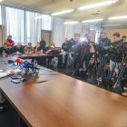 El gerente del Hospital Universitario de Burgos, Carlos Cartón (i), y el jefe del servicio de Oncología del HUBU, Enrique Lastras (d), ofrecen una rueda de prensa para explicar el error que causó la muerte de dos pacientes.