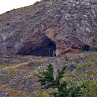 Exterior de la cueva que da nombre a este pueblo soriano.
