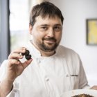 Carlos Aldea, jefe de cocina del Parador de Turismo Antonio Machado de Soria, posa con dos trufas y uno de los platos que elabora en estos días.