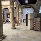 Mobiliario en el patio del Palacio de Justicia tras la 'mudanza' por el cambio organizativo.