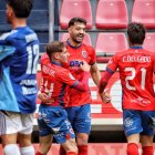 Álex Gil se abraza a Jony tras el segundo gol numantino.