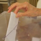 Archivo - Imagen de archivo de una urna de votación.