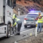La Guardia Civil analiza los restos del accidente.