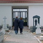 Una de las escenas más íntimas del documental, donde Cristina Urgel y su abuela recorren el cementerio del pueblo en busca de memoria, nombres y silencios compartidos.