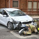 El turismo volcado, ya sobre sus ruedas, en el accidente en Duques de Soria.